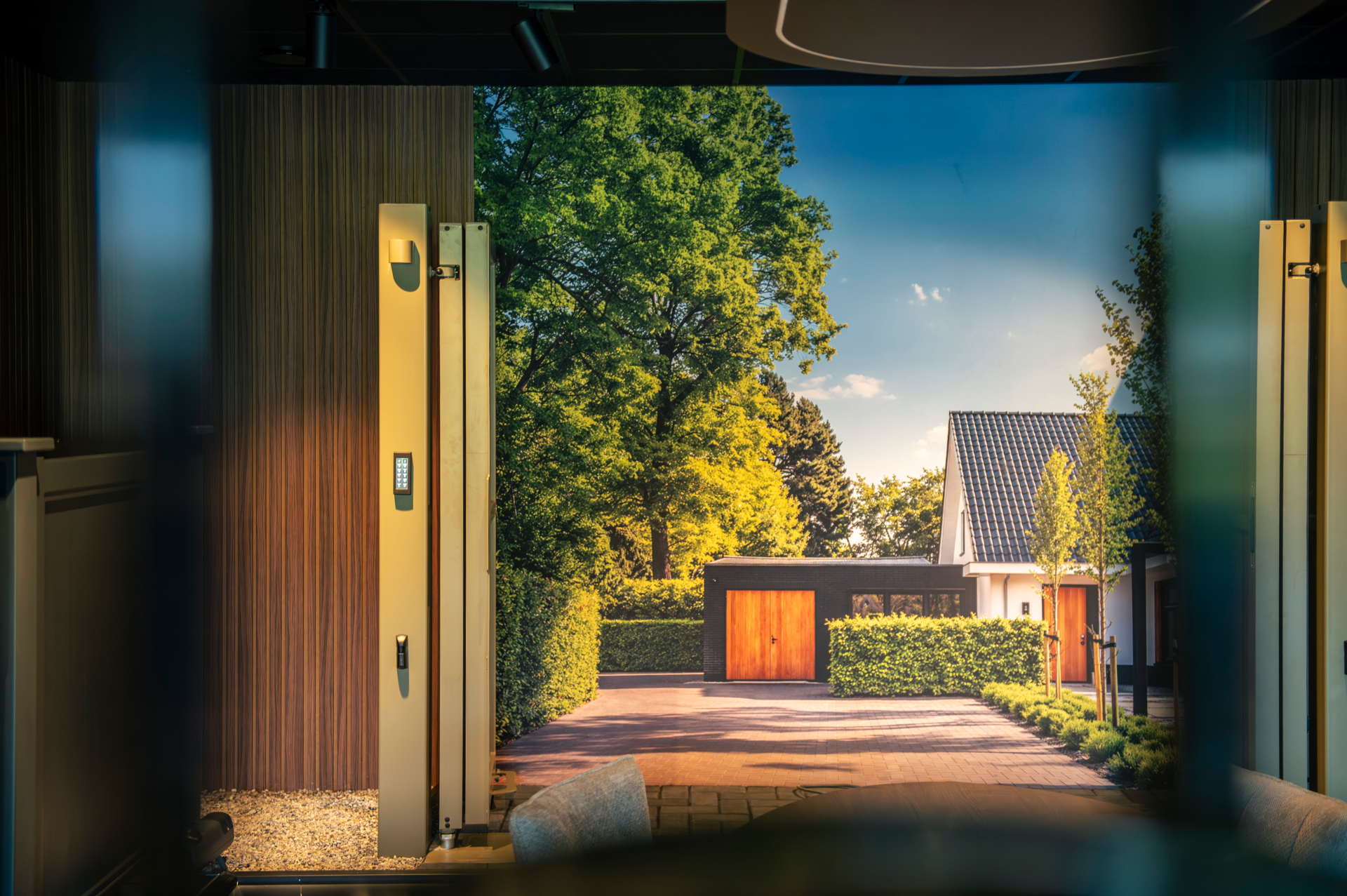 Fotobehang van een groene oprit achter een doorgang in de showroom