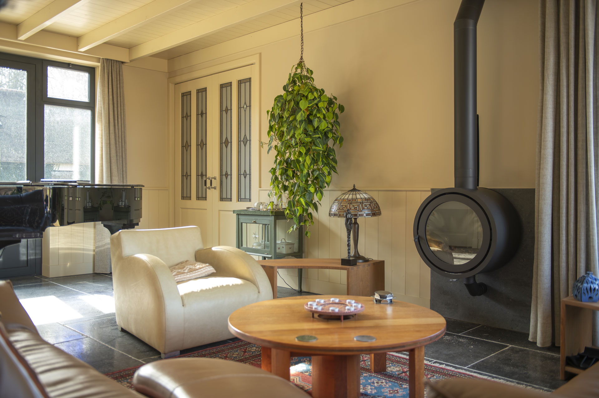 Wandafwerking in de woonkamer van Villa Hulshorst
