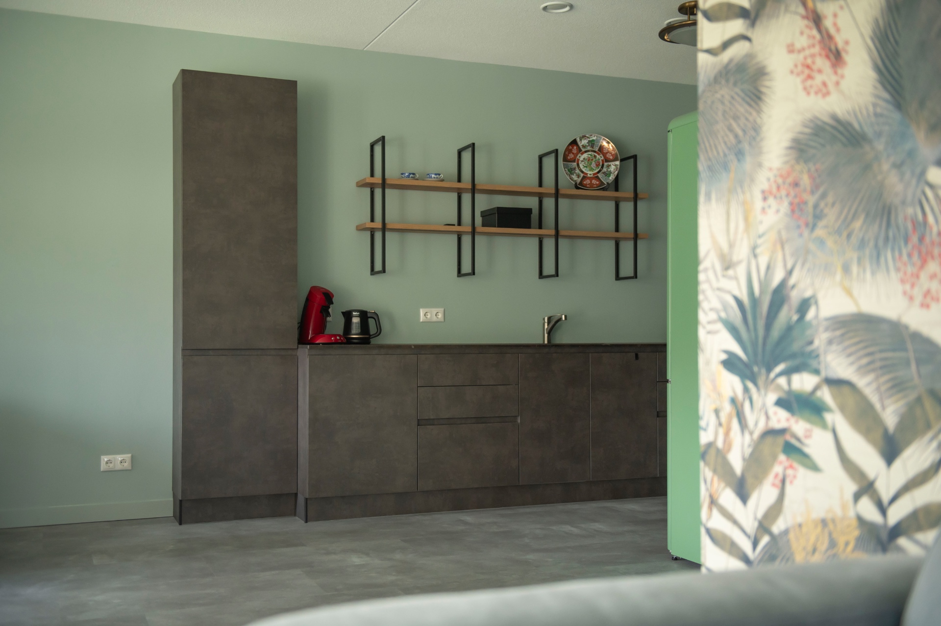 Afgewerkte wand in de keuken van Appartement Nunspeet