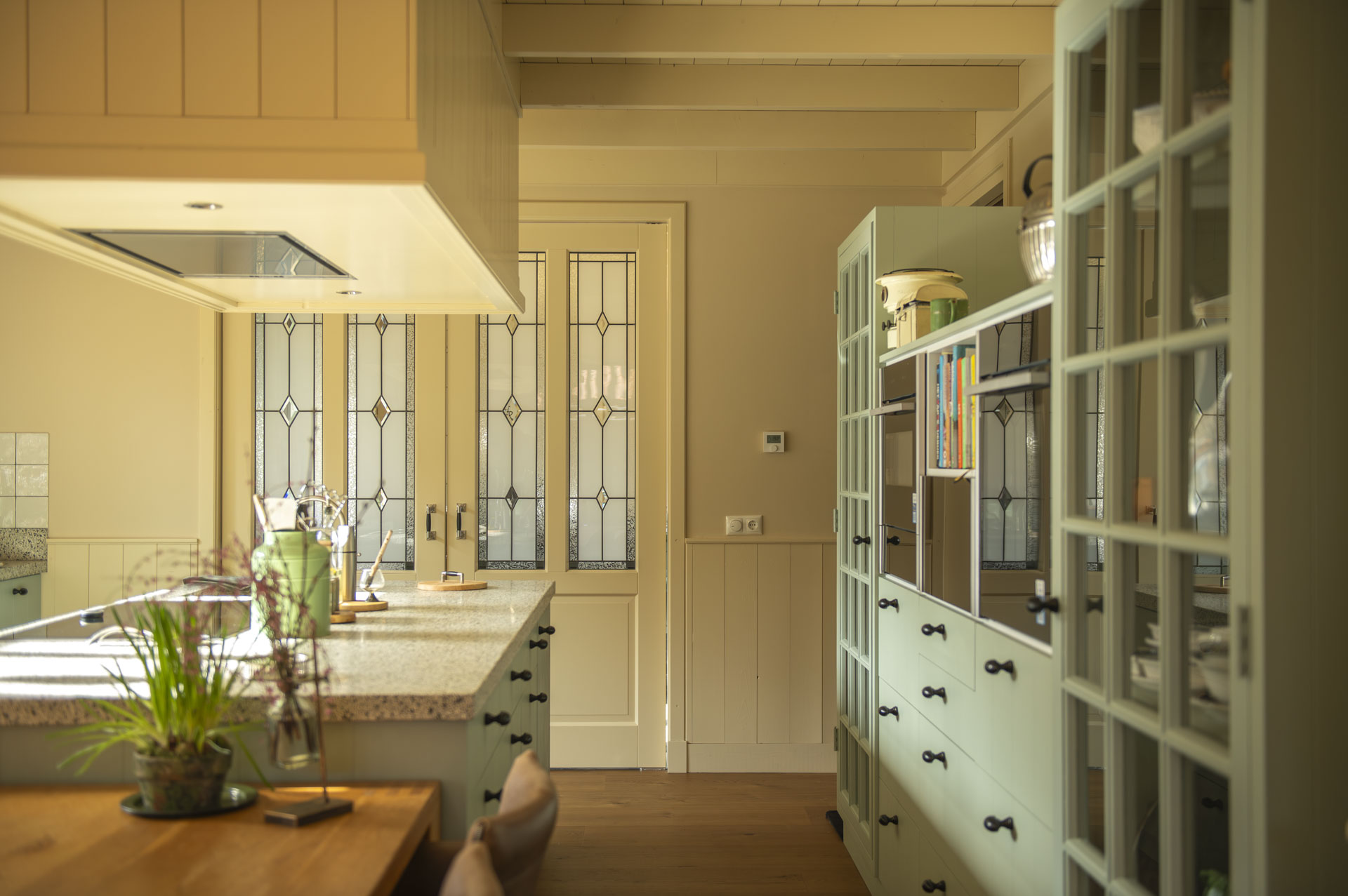Afgewerkte wanden in de keuken van Villa Hulshorst
