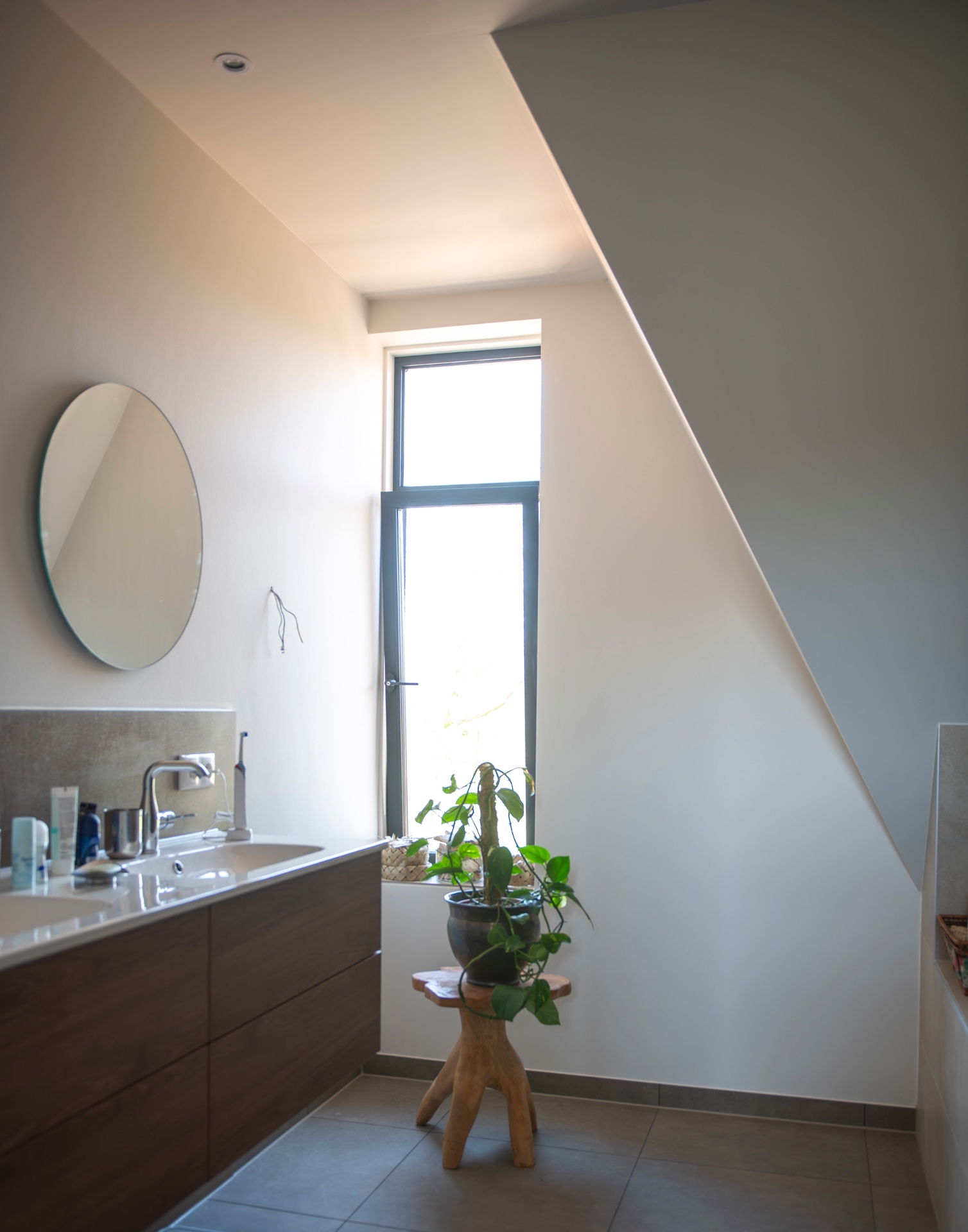 Badkamer met strak afgewerkte wanden in Vrijstaande woning Zwolle