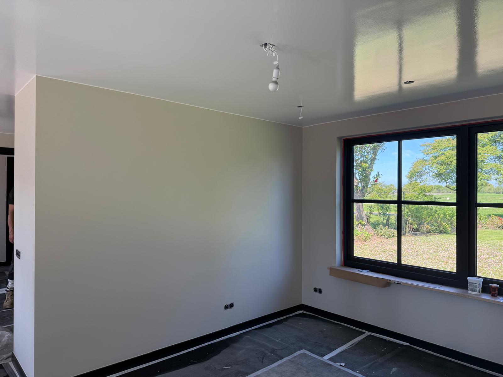 Nieuwbouwwoning met een strak afgewerkte groene wand