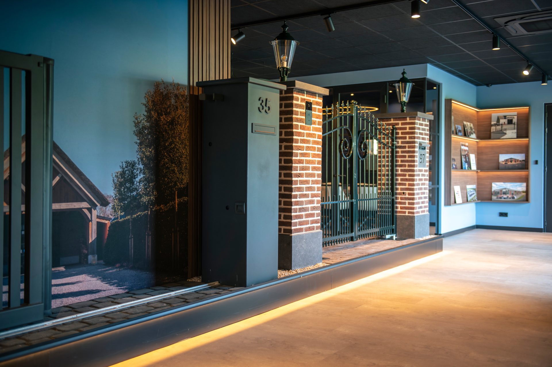 Showroom van Van Klompenburg Hekwerken met hekwerkdisplay en fotobehang