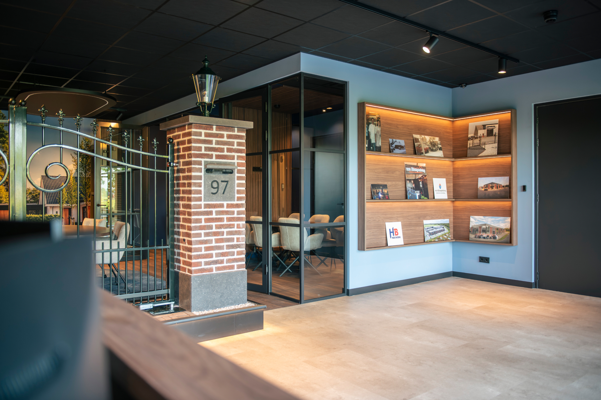 Ontvangsthoek van Van Klompenburg Hekwerken met hekwerkdisplay, poort en fotobehang