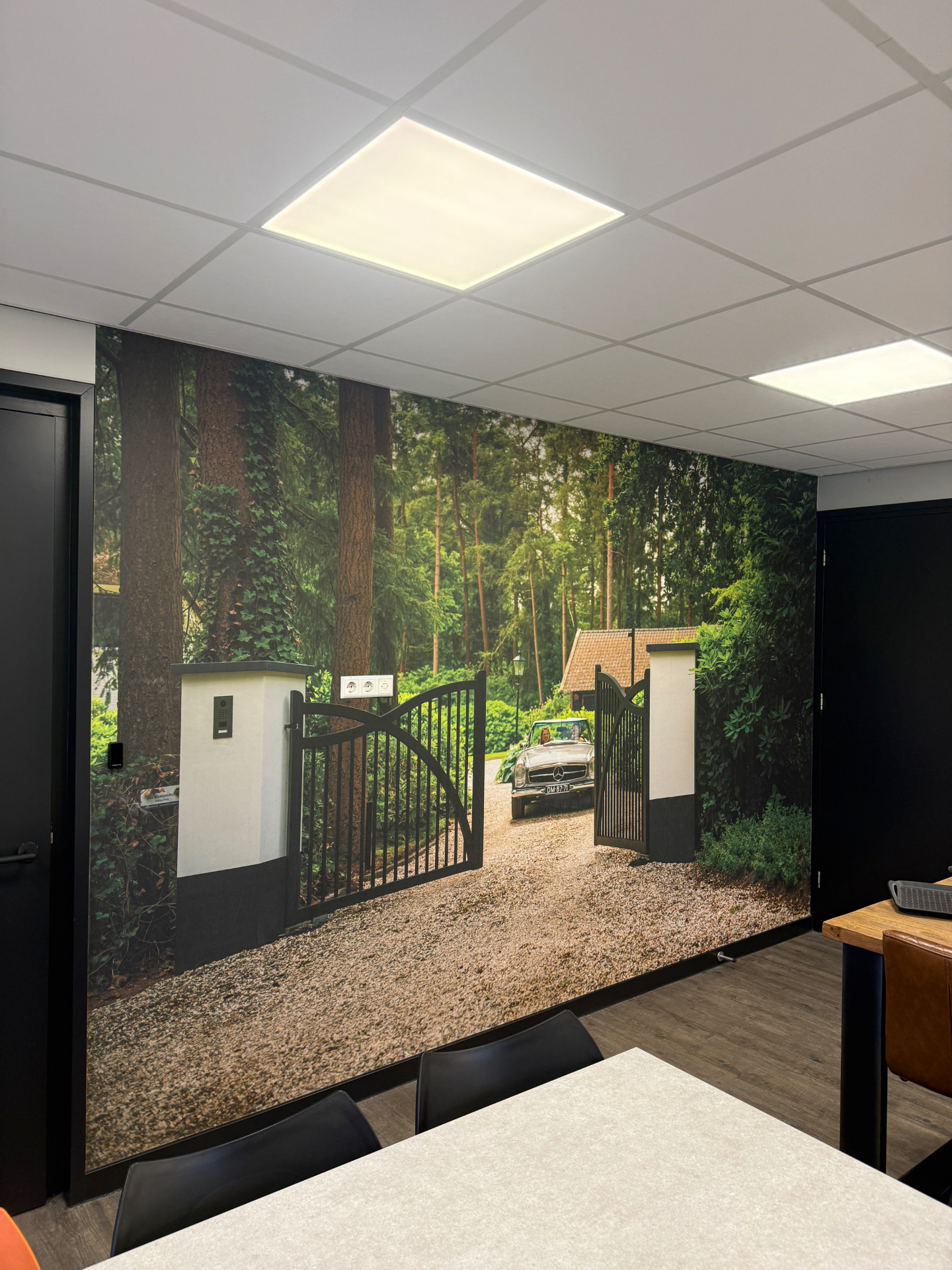 Fotobehang van een bosrijke oprit met toegangspoort in de showroom