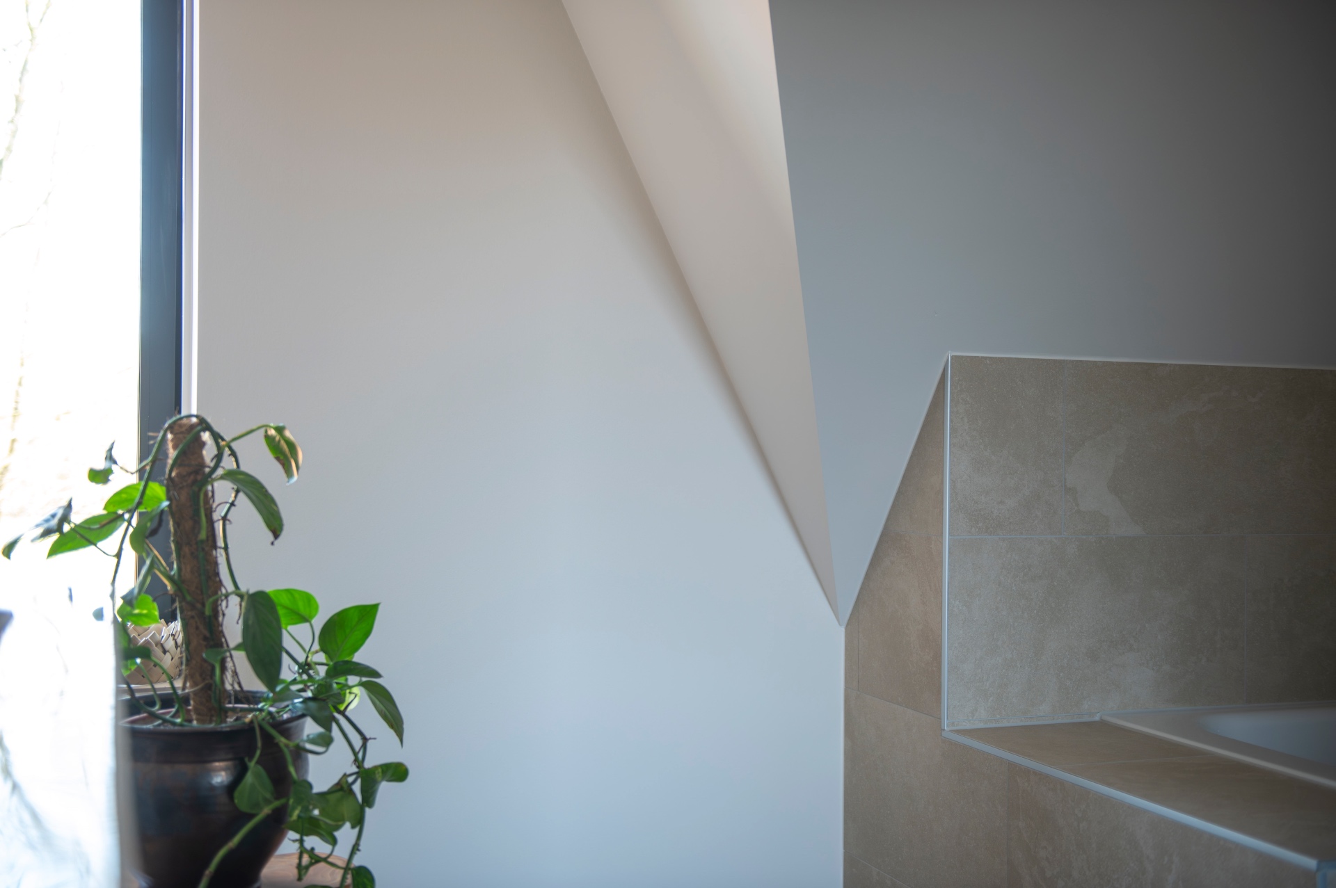 Strak afgewerkt plafond boven het tegelwerk in Vrijstaande woning Zwolle