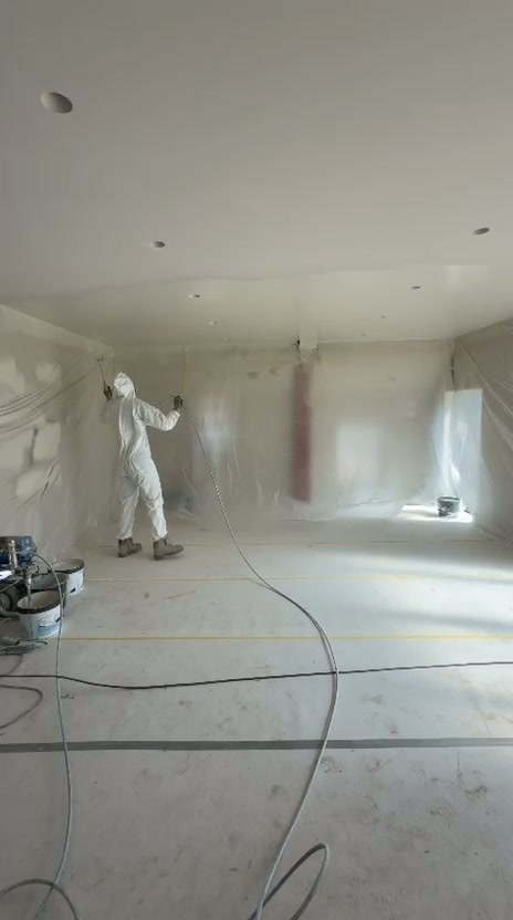 Ruimte na het latex spuiten van het plafond