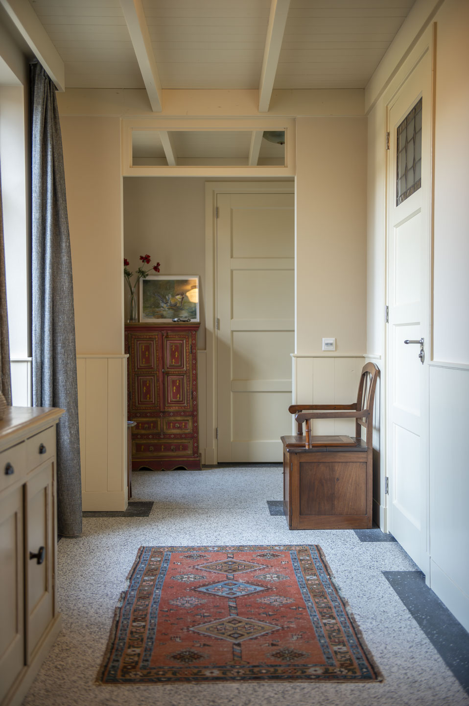 Afgewerkte wanden in de hal van Villa Hulshorst