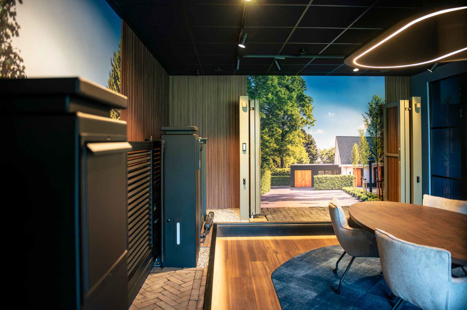 Ruimte met fotobehang van een zonnige tuin en woning