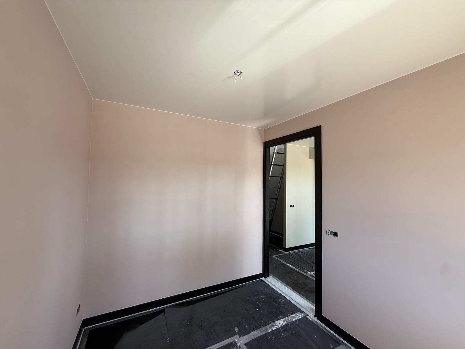 Kamer met glad afgewerkte zachtroze wanden