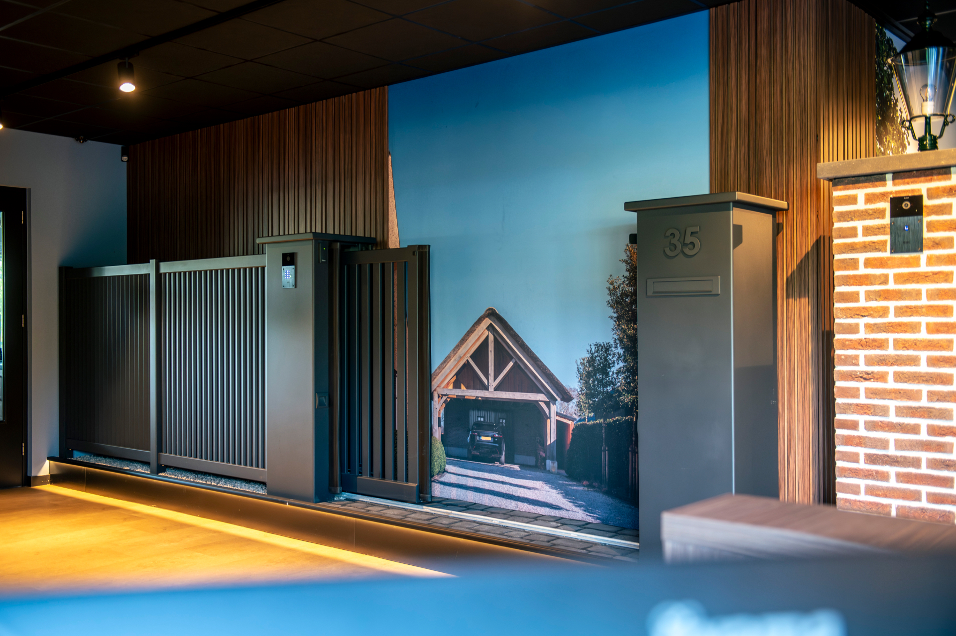 Fotobehang geïntegreerd achter een moderne toegangspoort