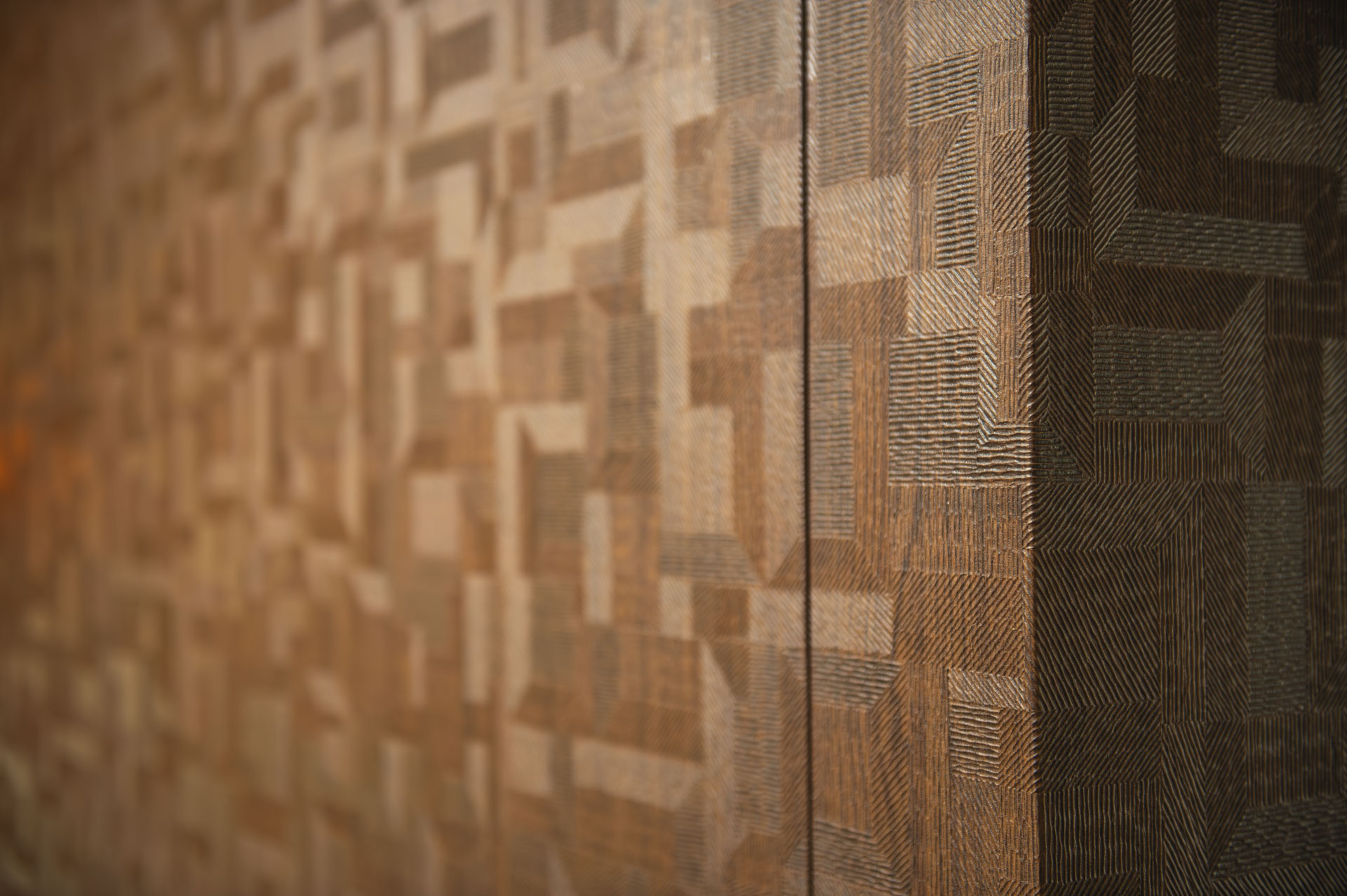 Detailopname van geometrisch patroonbehang op een wand